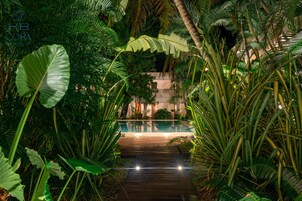 Una piscina al aire libre, sillones reclinables de piscina