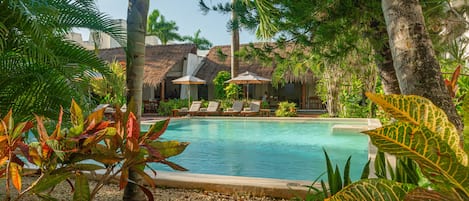 Piscine extérieure, chaises longues