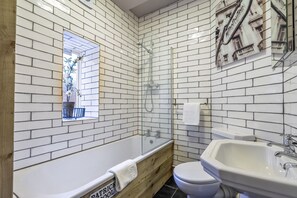 Ensemble baignoire-douche, séchoir à cheveux, serviettes fournies