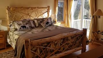 5 habitaciones, escritorio y tabla de planchar con plancha