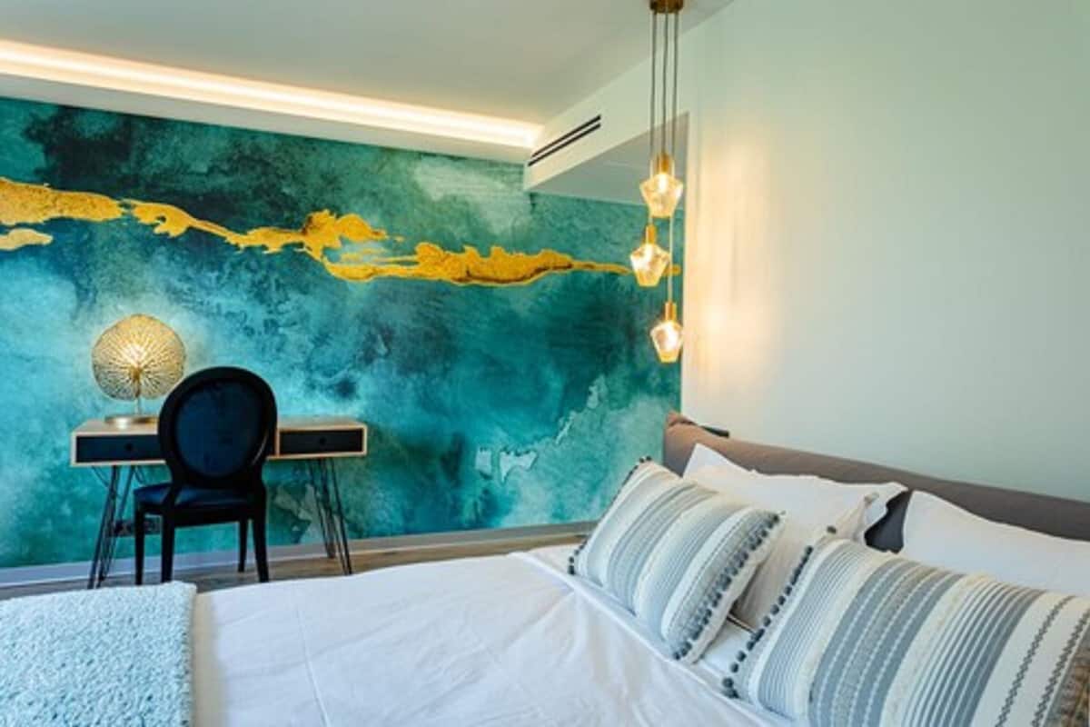 Un dormitorio con cama, escritorio y silla.