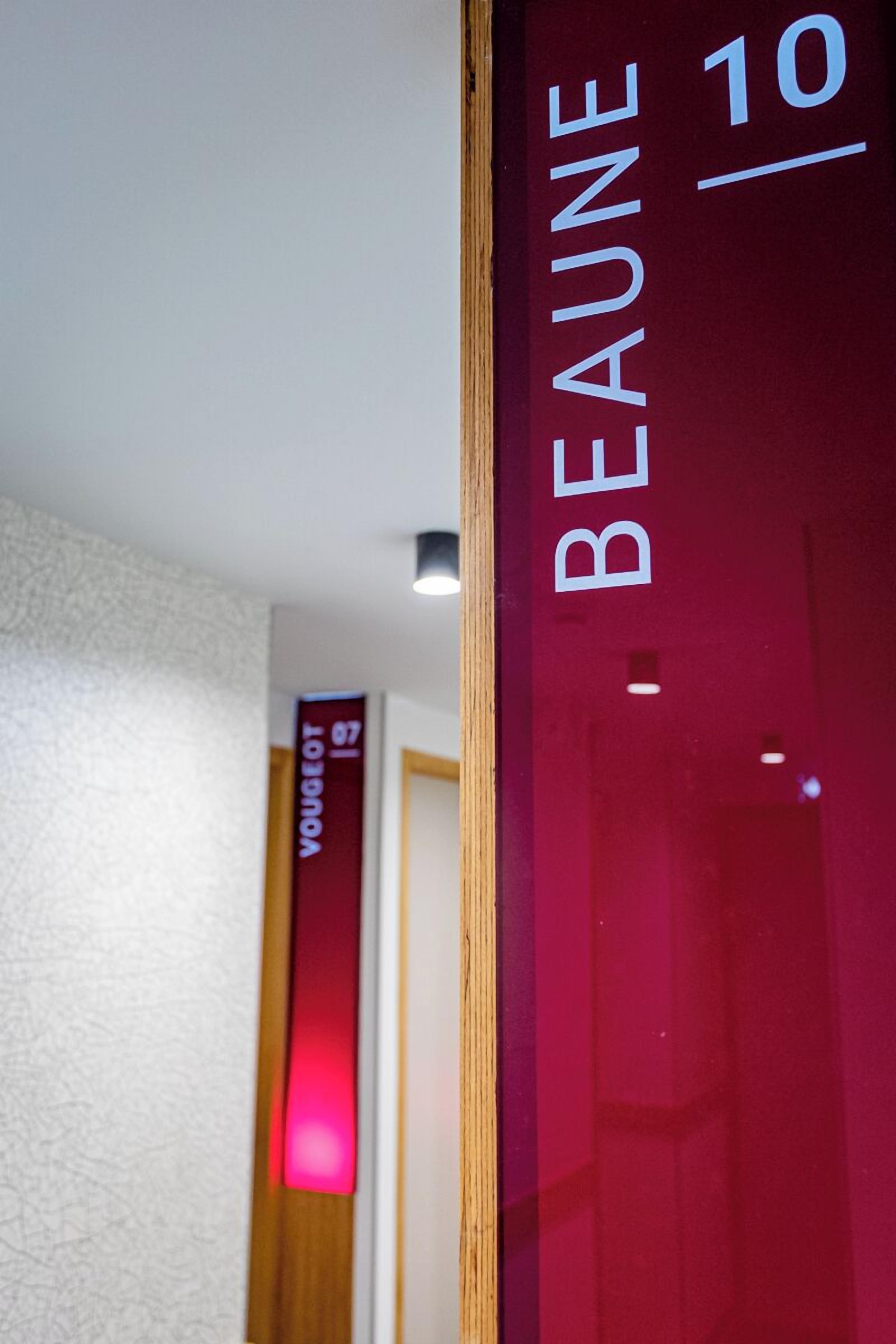 Eine marineblaue Tür mit der Aufschrift "BEAUNE" und der Nummer "10".