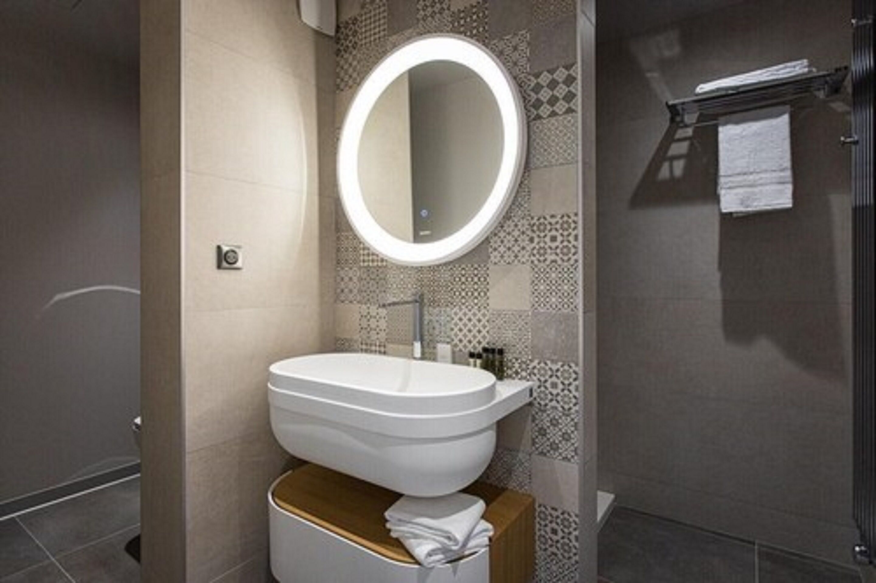 suite | bathroom | towels