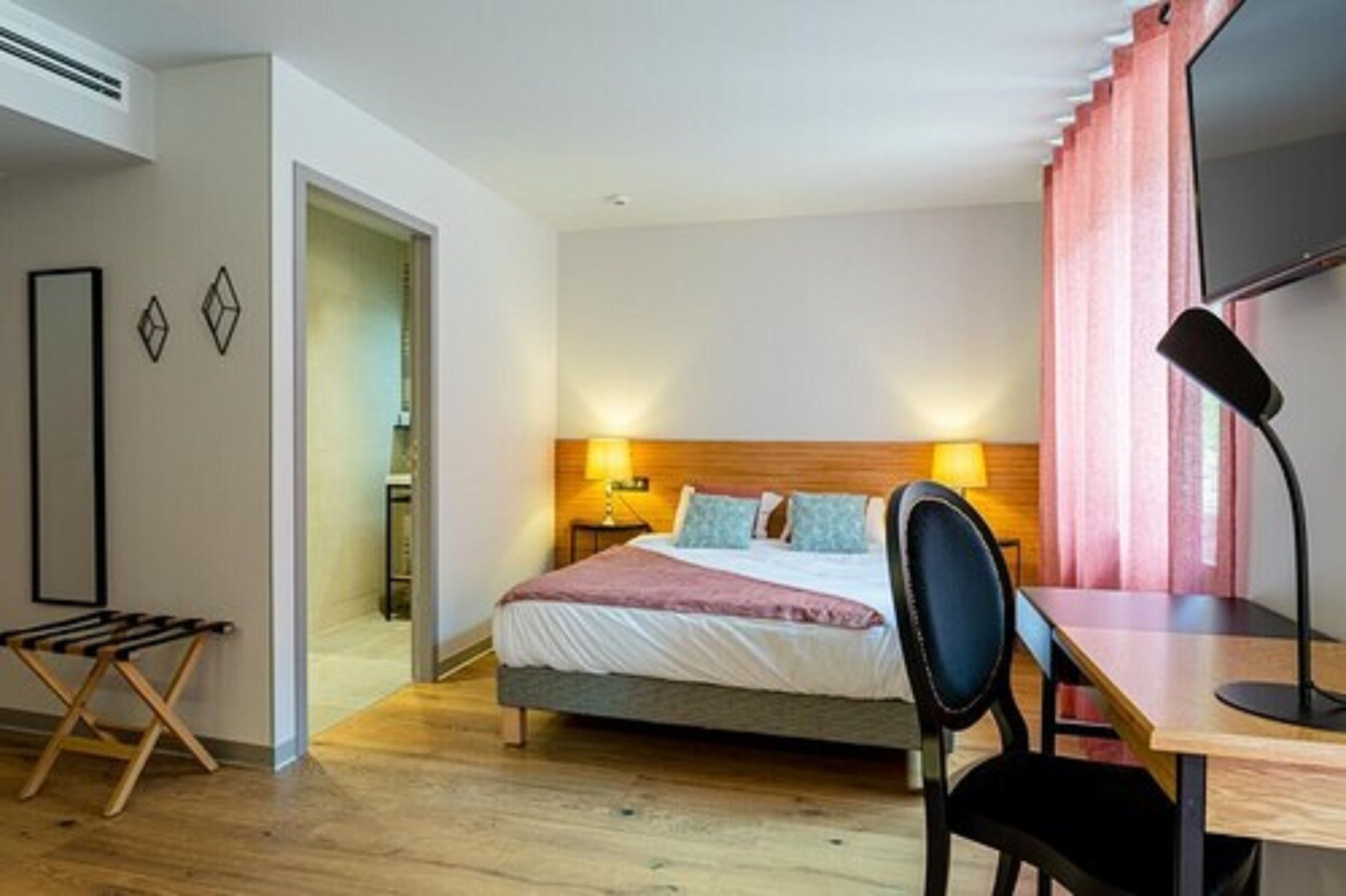 deluxe room | 1 bedroom, desk, laptop workspace, soundproofing