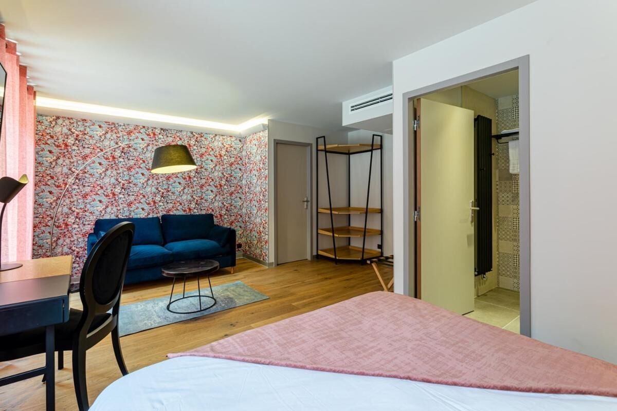 1 bedroom, desk, laptop workspace, soundproofing