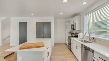 Een koelkast, een magnetron, een oven, een kookplaat