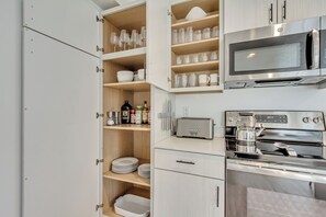 Een koelkast, een magnetron, een oven, een kookplaat