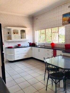 Kühlschrank, Mikrowelle, Ofen, Wasserkocher