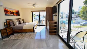 Loft Deluxe, vistas a la ciudad | Zona de estar | Televisión LCD de 32 pulgadas con canales por cable, una televisión