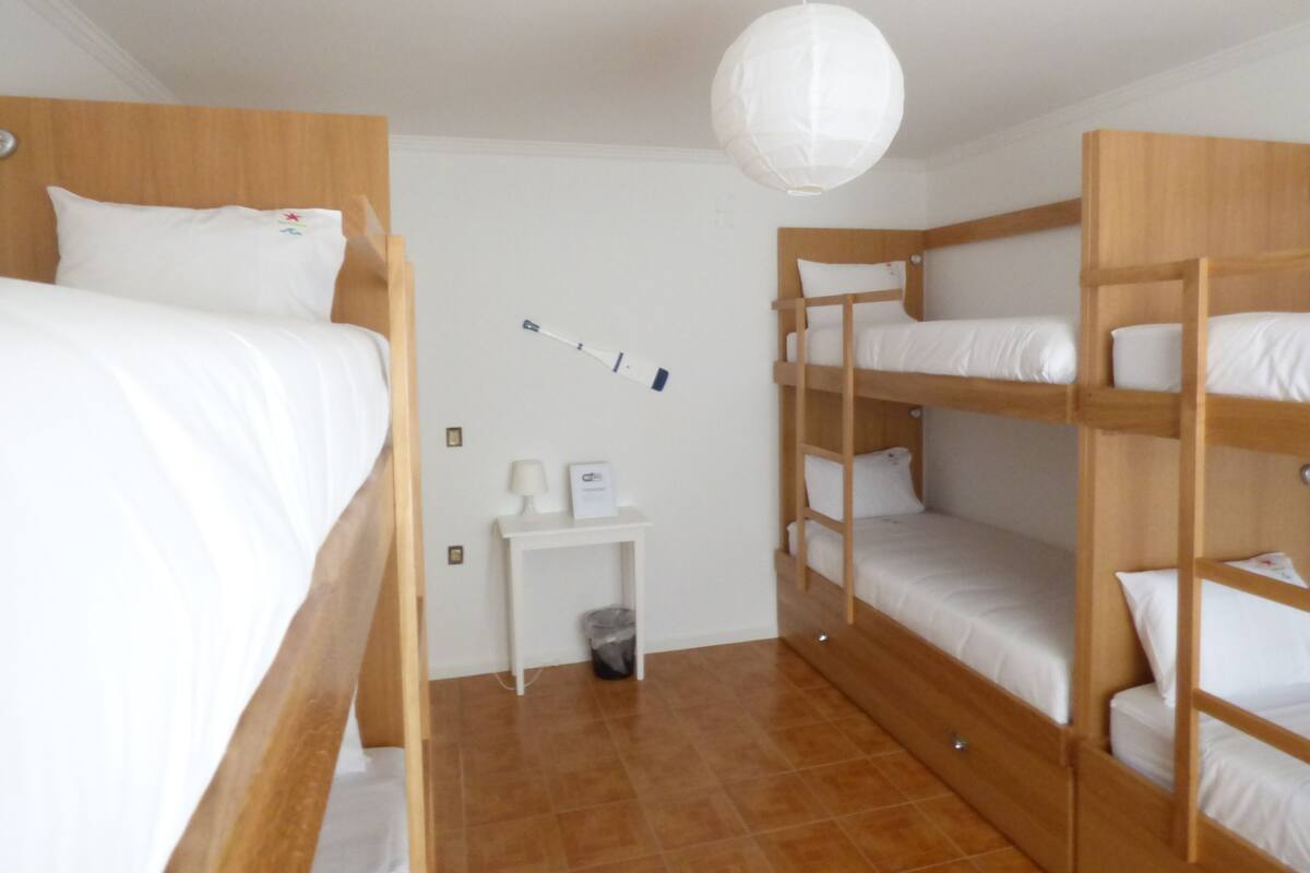 Dormitorio compartido (Estela) | Cortinas blackout, wifi gratis y ropa de cama