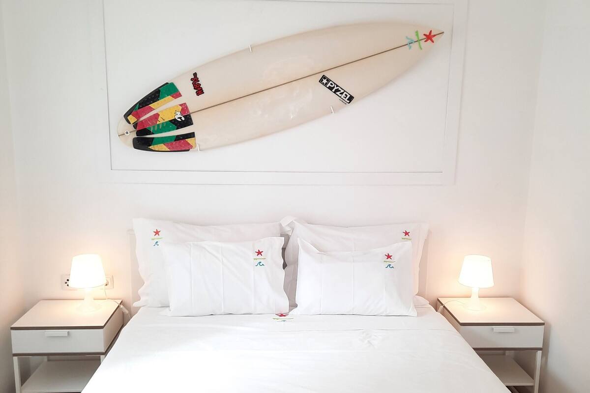 Cortinas blackout, wifi gratis y ropa de cama