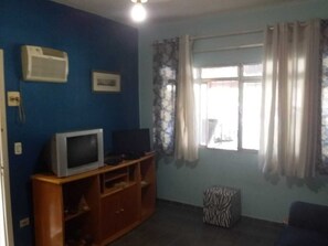 TV - Comfortable house, 300 meters from the center, with shower and barbecue in the backyard. (Vila Arens (Pedreira) Mongagua.)