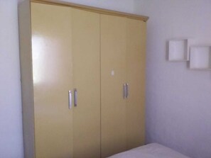 2 bedrooms - Comfortable house, 300 meters from the center, with shower and barbecue in the backyard. (Vila Arens (Pedreira) Mongagua.)