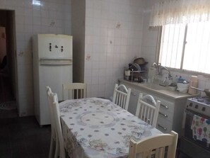 Geladeira, micro-ondas, cooktop, liquidificador