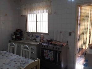 Geladeira, micro-ondas, cooktop, liquidificador