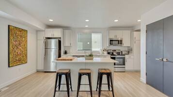 Een koelkast, een magnetron, een oven, een kookplaat