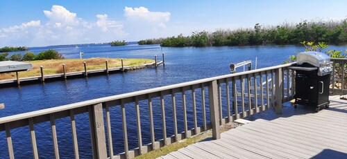 Waterfront House, 2 Bdr, 2 bath, Boat Lift, Trailer Parking, and 2 Kayaks