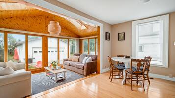 智能电视、壁炉、书