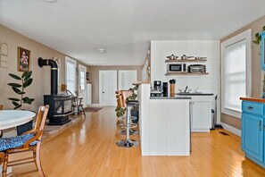 Interior - The sunroom on Maple  (Picton)