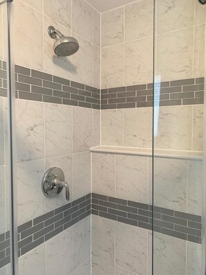 Secadora de cabello, jabón, shampoo, papel de baño 