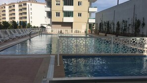 Seasonal outdoor pool - GoldenPark King Suites (Erdemli)