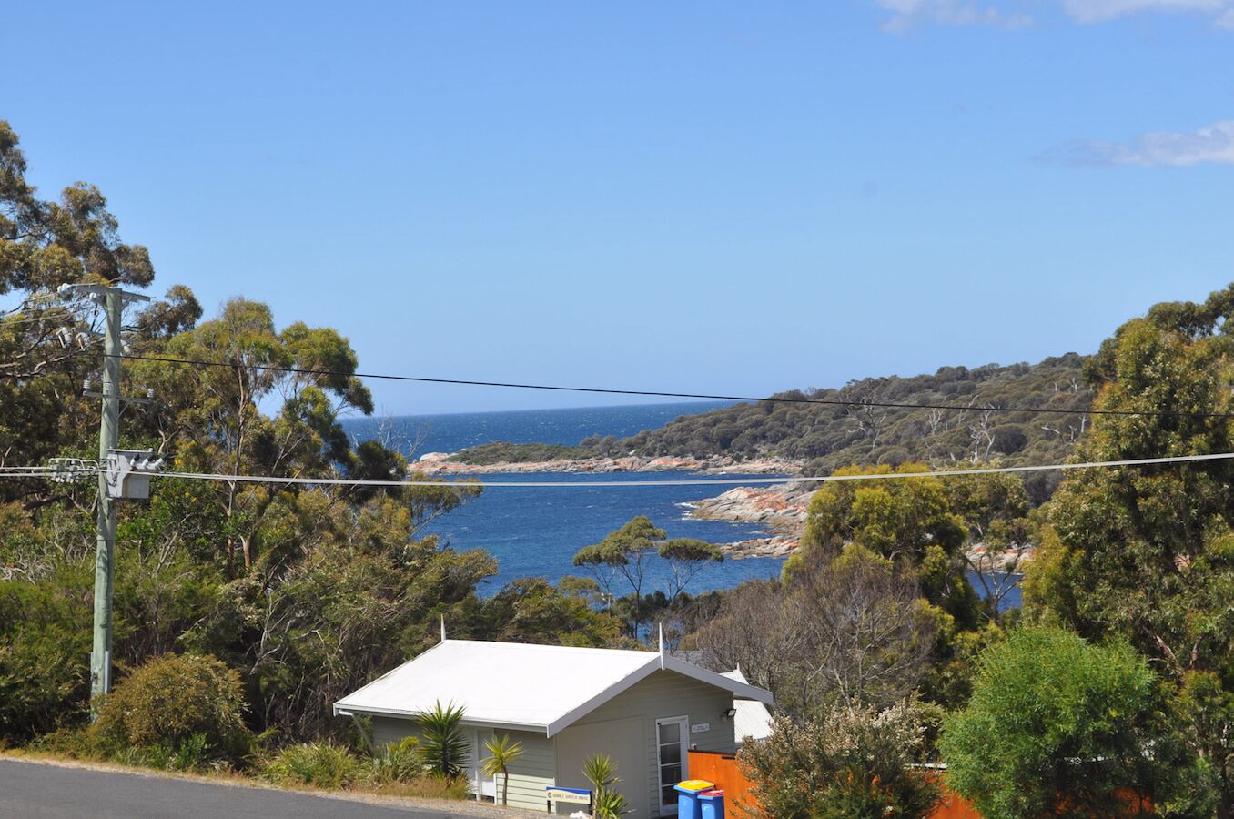 Clean, peaceful, comfortable home in Binalong Bay with views over Skeleton Bay