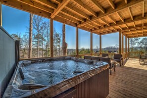 Outdoor spa tub - Falcon's Lair- Pet Friendly | EV Car Charger | Outdoor Fireplace | Game Room (Blue Ridge)