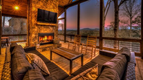 Falcon's Lair- Pet Friendly | EV Car Charger | Outdoor Fireplace | Game Room