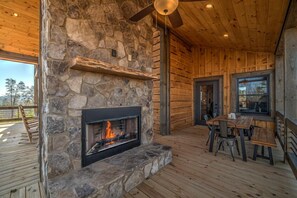 Outdoor dining - Falcon's Lair- Pet Friendly | EV Car Charger | Outdoor Fireplace | Game Room (Blue Ridge)