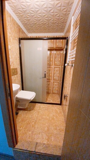 Shower, hair dryer, slippers, towels - Redamancy Hotel (Istanbul)