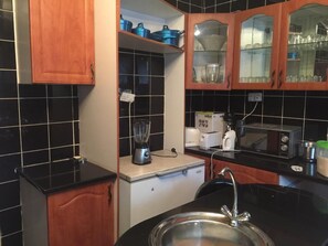 Fridge, microwave, oven, stovetop - Kaswanga Farm Holiday Home (Chisamba)