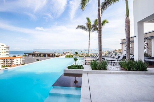 D’esire Modern Condo • Romantic Zone • Rooftop Infinity Pool, Ocean Terrace, Gym