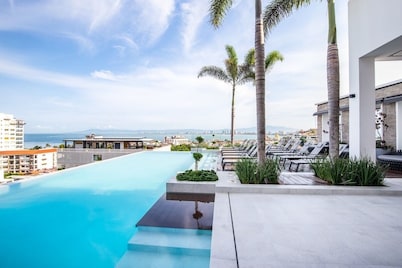D’esire Modern Condo • Romantic Zone • Rooftop Infinity Pool, Ocean Terrace, Gym