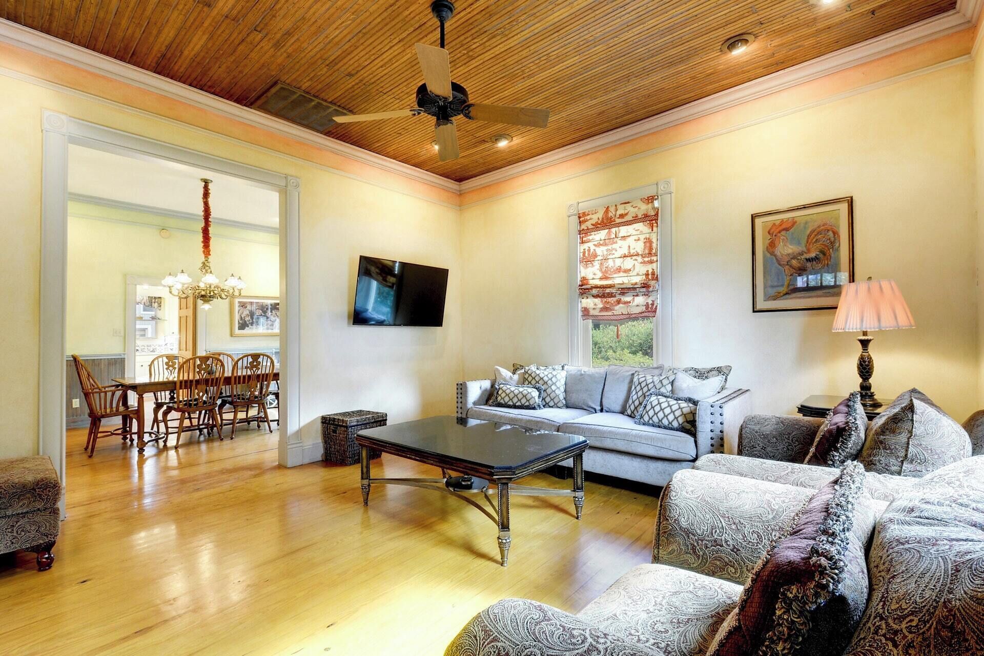 Televisor intel·ligent i llibres 