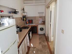 Fridge, oven, stovetop, coffee/tea maker