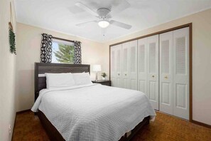 4 quartos, escrivaninha, ferros/tábuas de passar roupa, berço de viagem