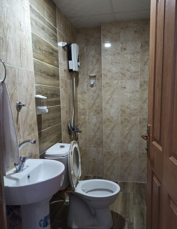 Departamento económico | Baño | Regadera, regadera con hidromasaje, amenidades de baño gratuitas