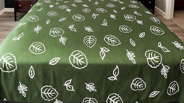 Un dormitorio con una cama, dos mesitas de noche, una lámpara de noche, un cuadro en la pared y un aplique de techo.