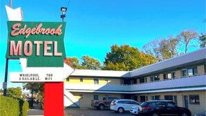Señal del Motel Edgebrook que enumera sus servicios, incluyendo un Whirlpool, bañera y WiFi.