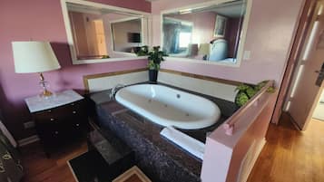 Executive Room, 1 King Bed, Non Smoking, Jetted Tub | Jetted tub
