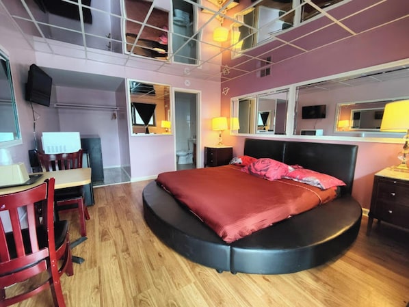 Deluxe-Zimmer, 1 King-Bett, Raucher | Schreibtisch, kostenloses WLAN