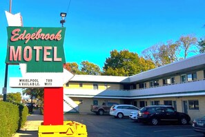 An Edgebrook Motel sign with amenities listed, including a Whirlpool, tub, and WiFi. - Motel Edgebrook Chicago North Shore by OYO (Chicago)