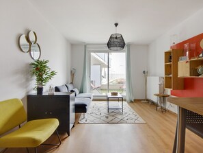 Fernseher, Bücher, Stereoanlage