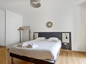 2 bedrooms, iron/ironing board, bed sheets