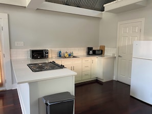 Geladeira, micro-ondas, fogão, cooktop