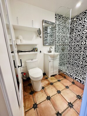Shower, hair dryer, towels, soap - El Bungalow Privado (San Clemente)