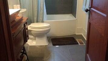 Sèche-cheveux, serviettes fournies, savon, shampoing