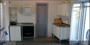 Jääkaappi, mikroaaltouuni, uuni, liesi