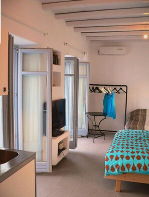 Työpöytä, silitysrauta/-lauta, ilmainen Wi-Fi, vuodevaatteet