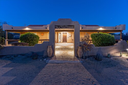 LUX: King Beds & TVs ALL BRs, Pool Table, Pkball Ct & Paddles, POOL, Spa, Putt Green, Fire Pit